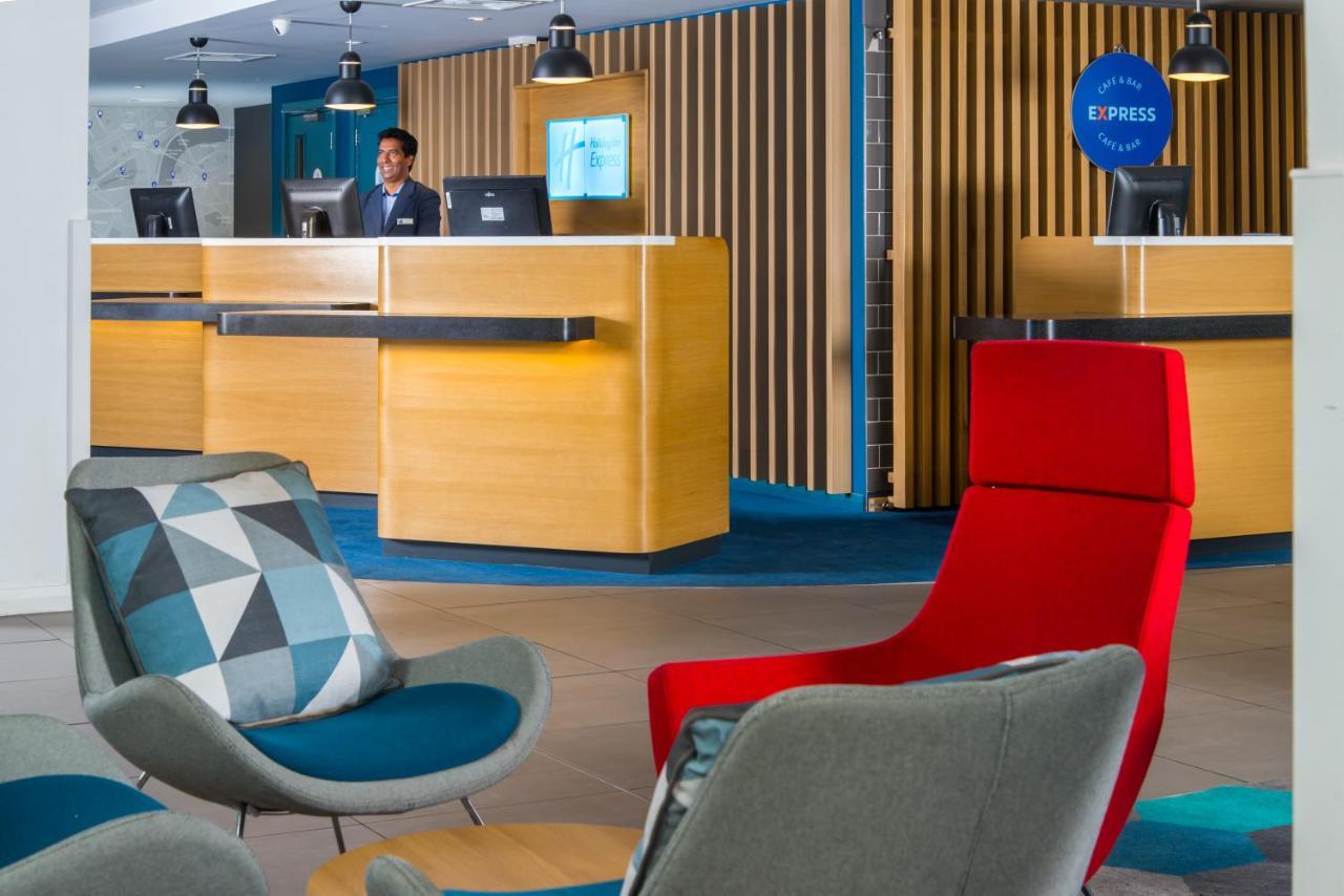 Holiday Inn Express London-Hammersmith By Ihg Exterior photo