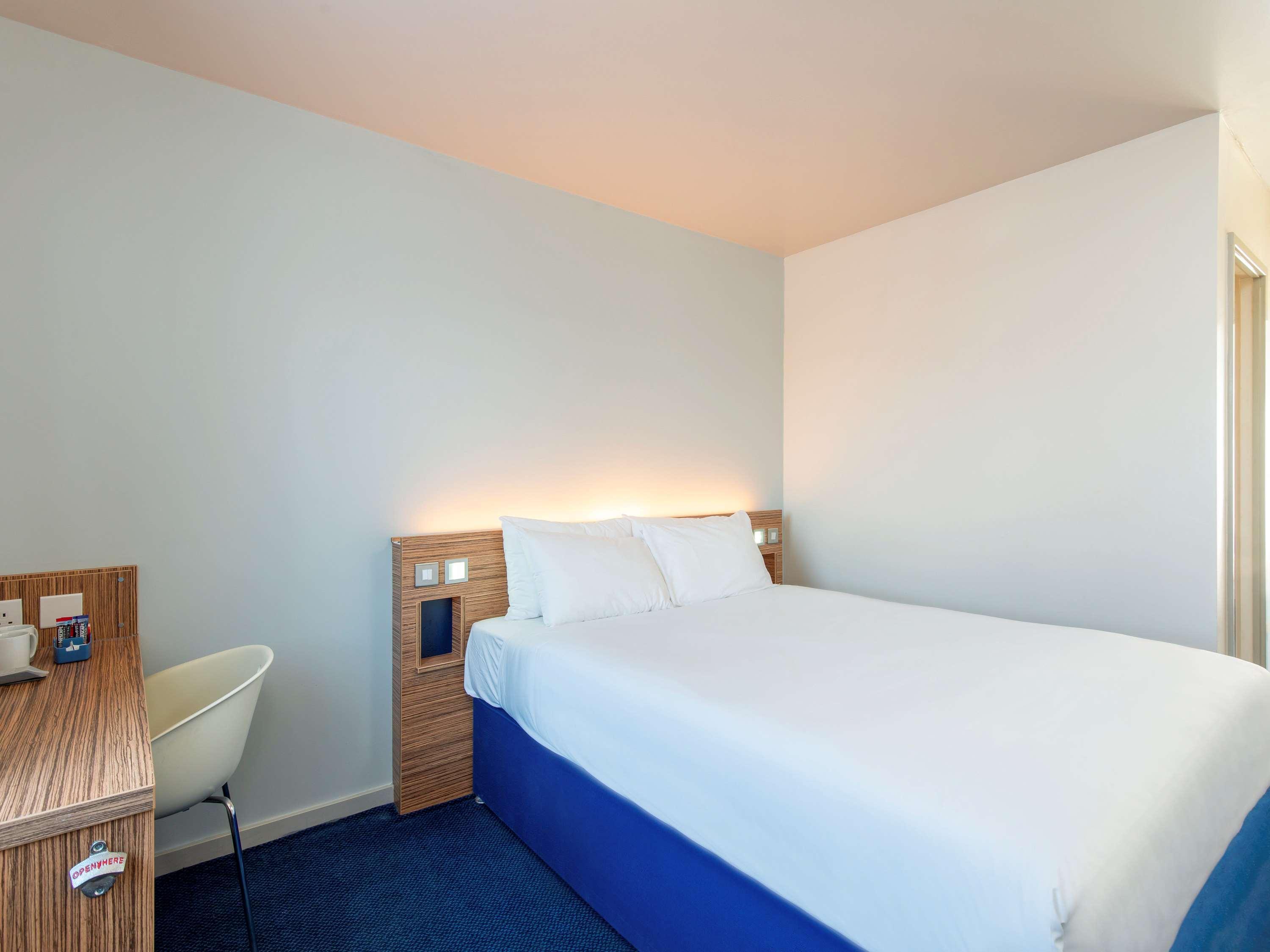 Holiday Inn Express London-Hammersmith By Ihg Exterior photo