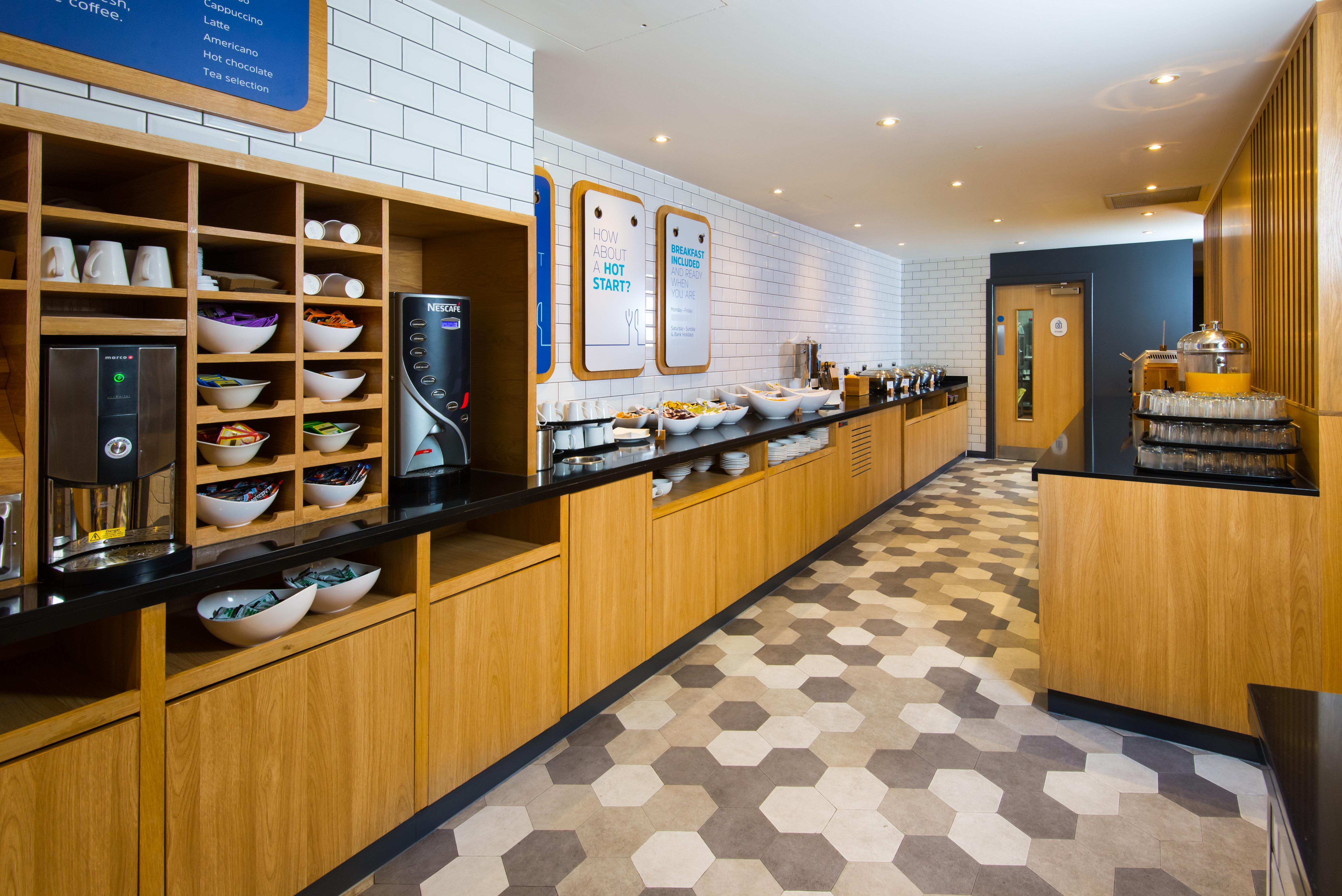 Holiday Inn Express London-Hammersmith By Ihg Exterior photo