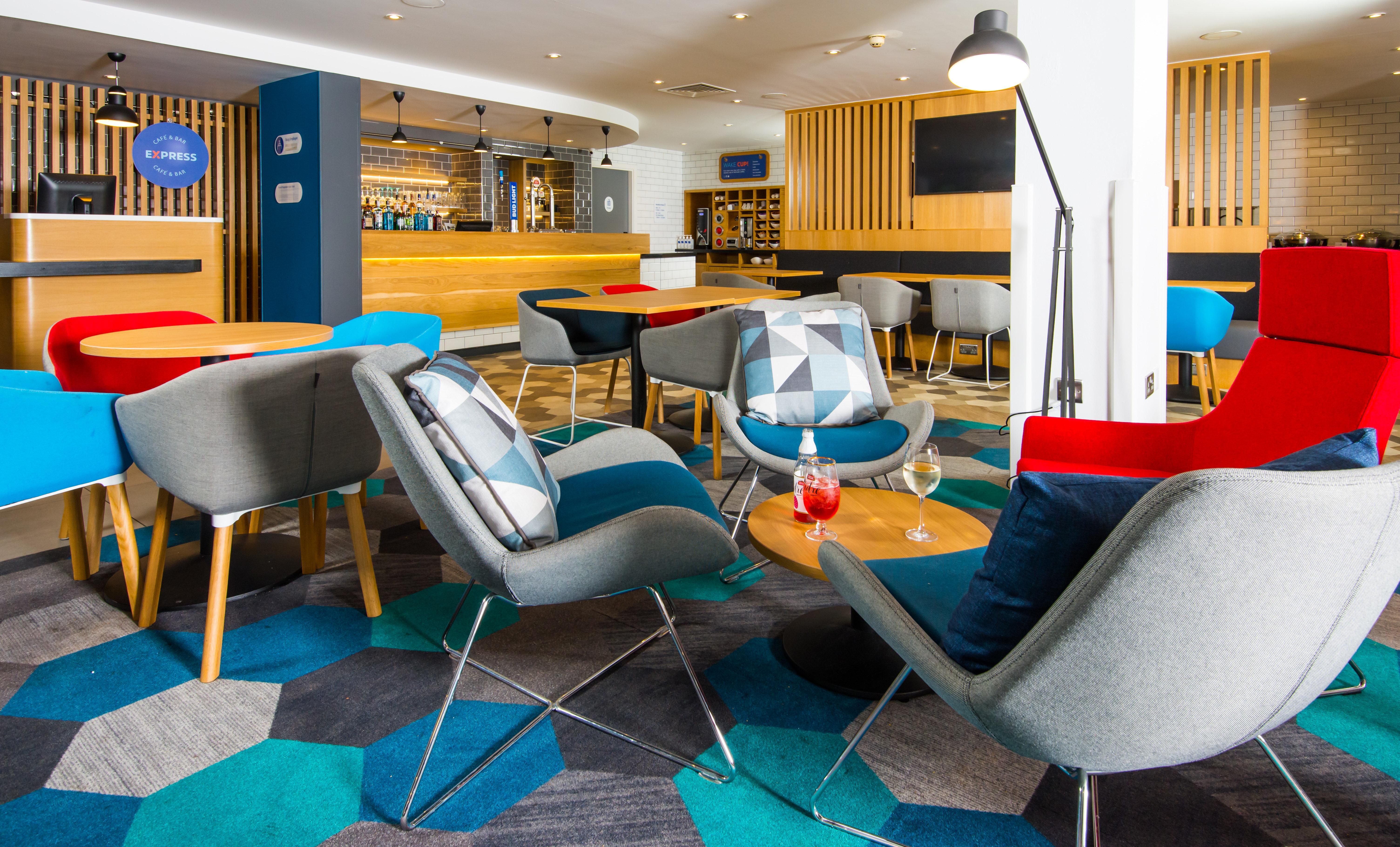 Holiday Inn Express London-Hammersmith By Ihg Exterior photo