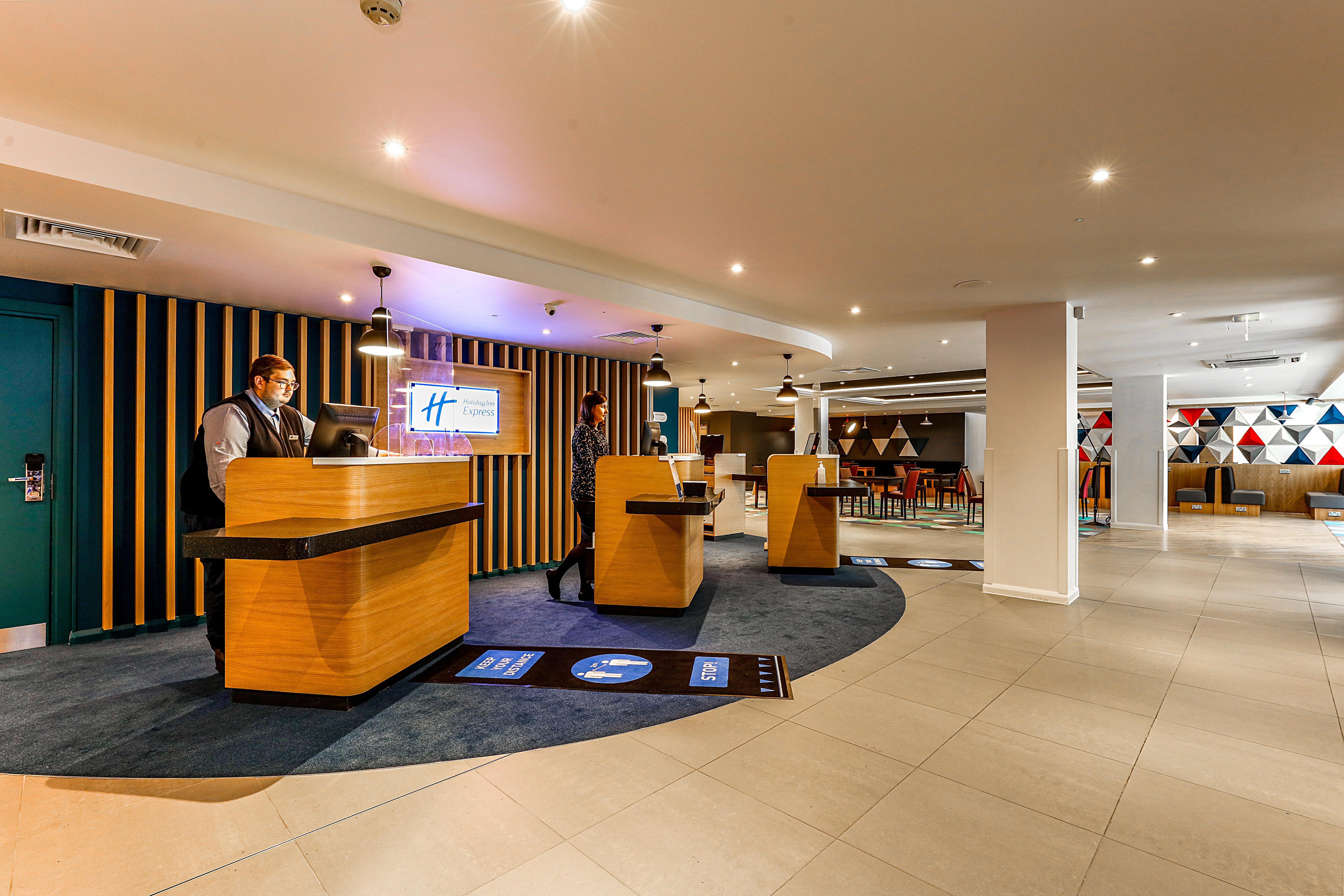 Holiday Inn Express London-Hammersmith By Ihg Exterior photo