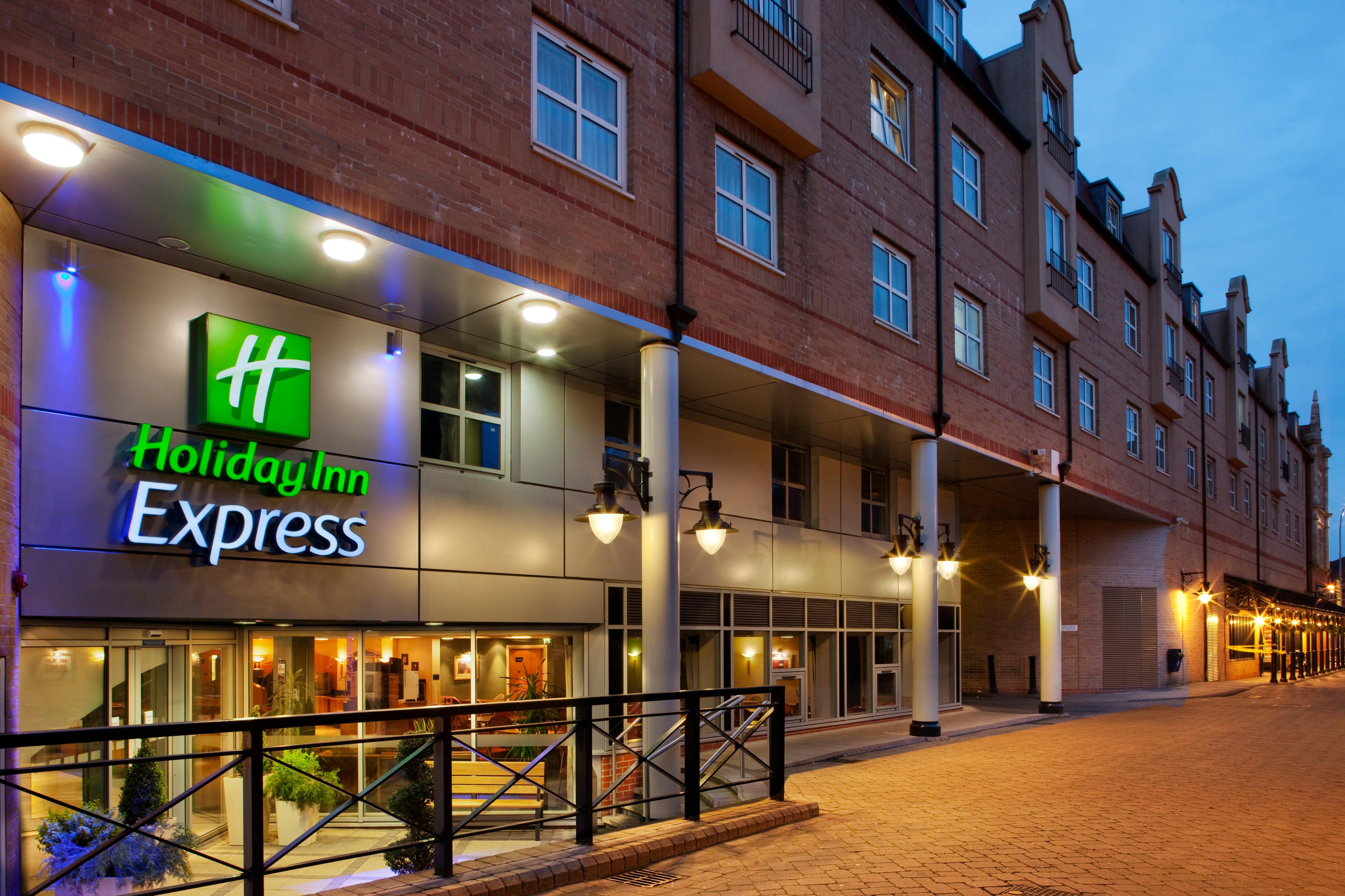 Holiday Inn Express London-Hammersmith By Ihg Exterior photo