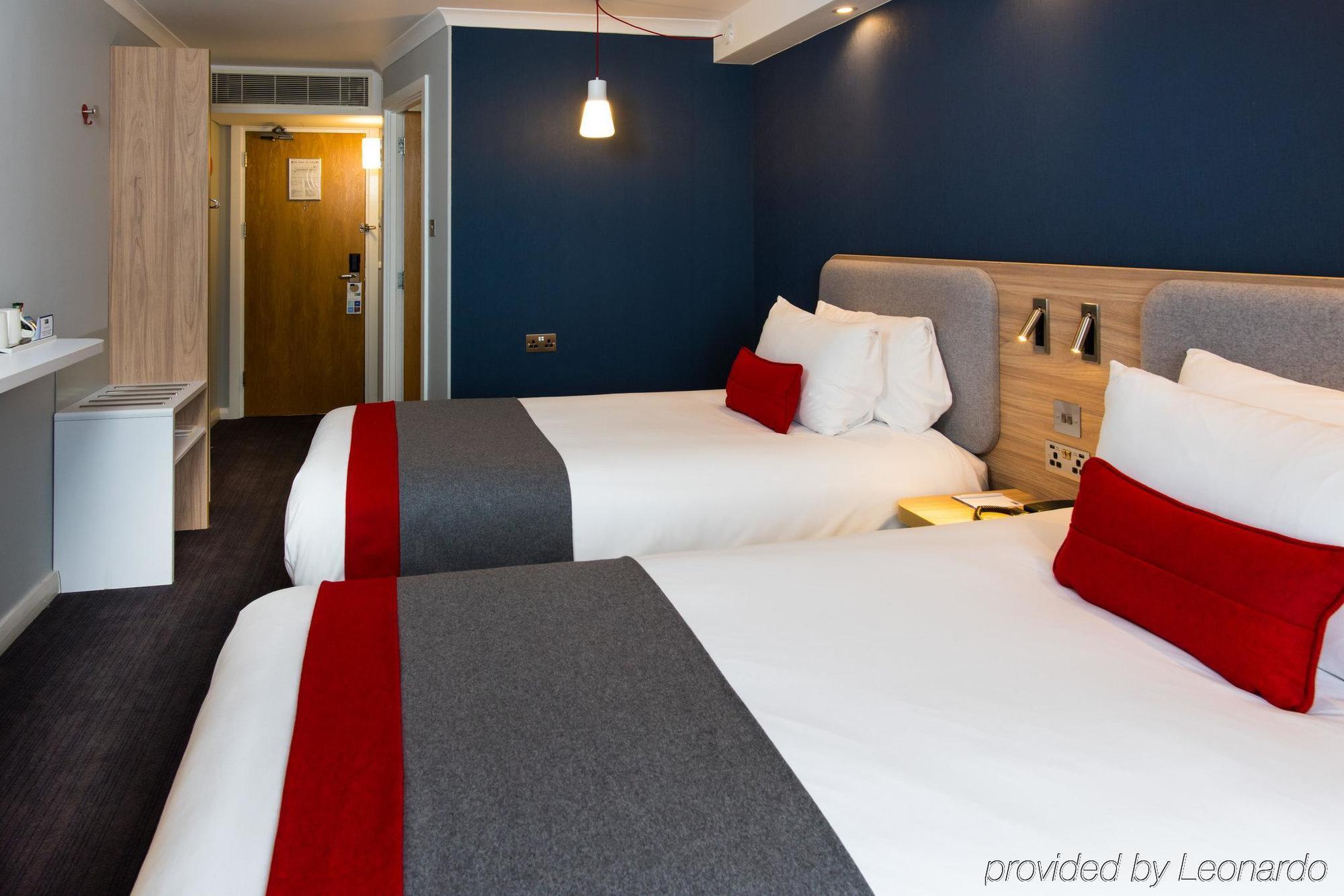 Holiday Inn Express London-Hammersmith By Ihg Exterior photo