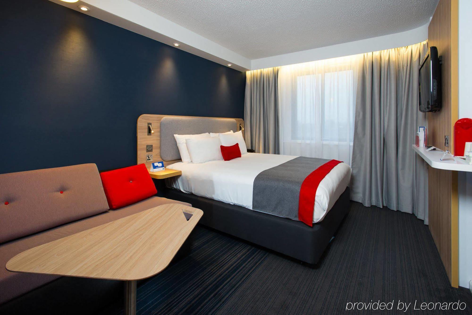 Holiday Inn Express London-Hammersmith By Ihg Exterior photo