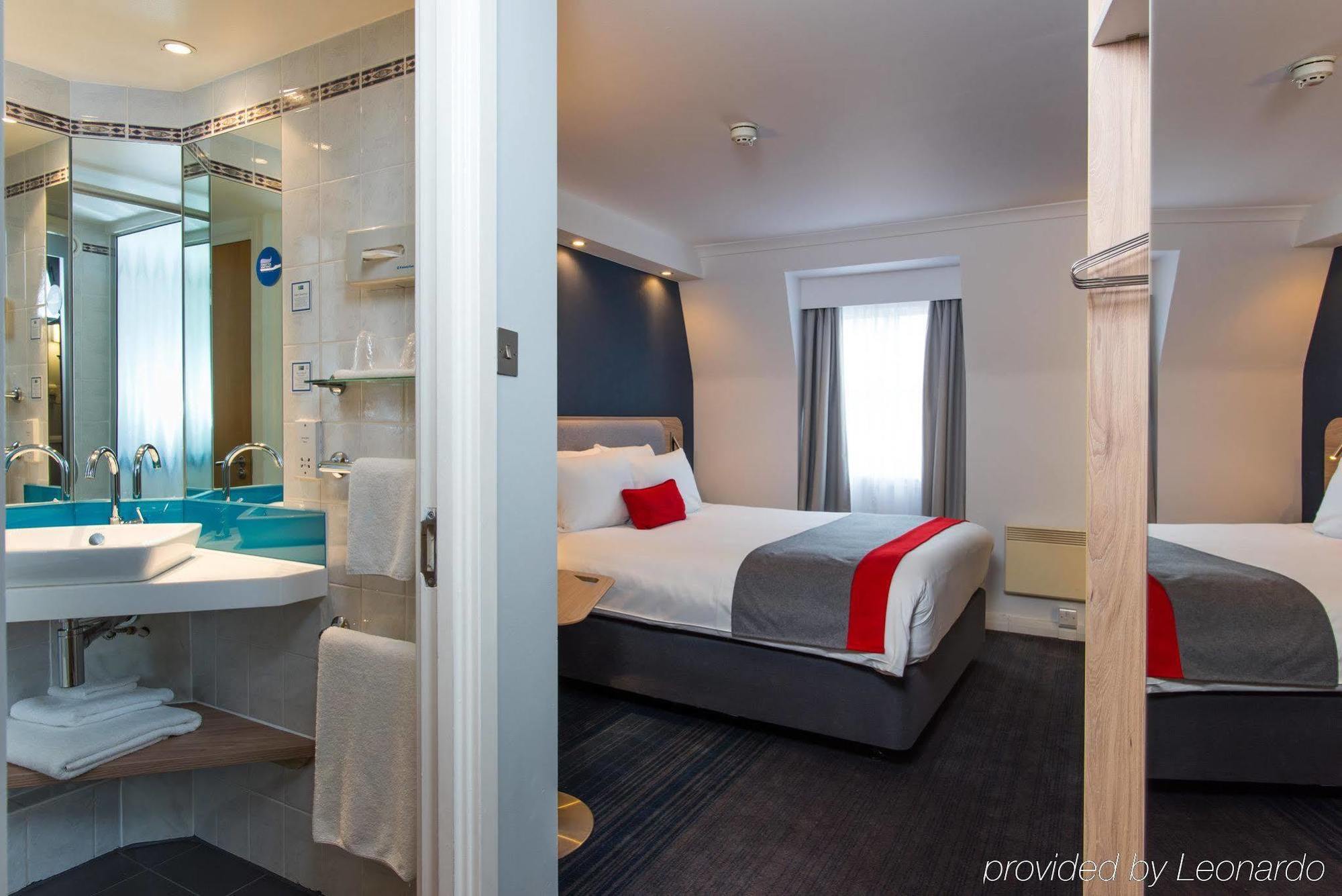 Holiday Inn Express London-Hammersmith By Ihg Exterior photo