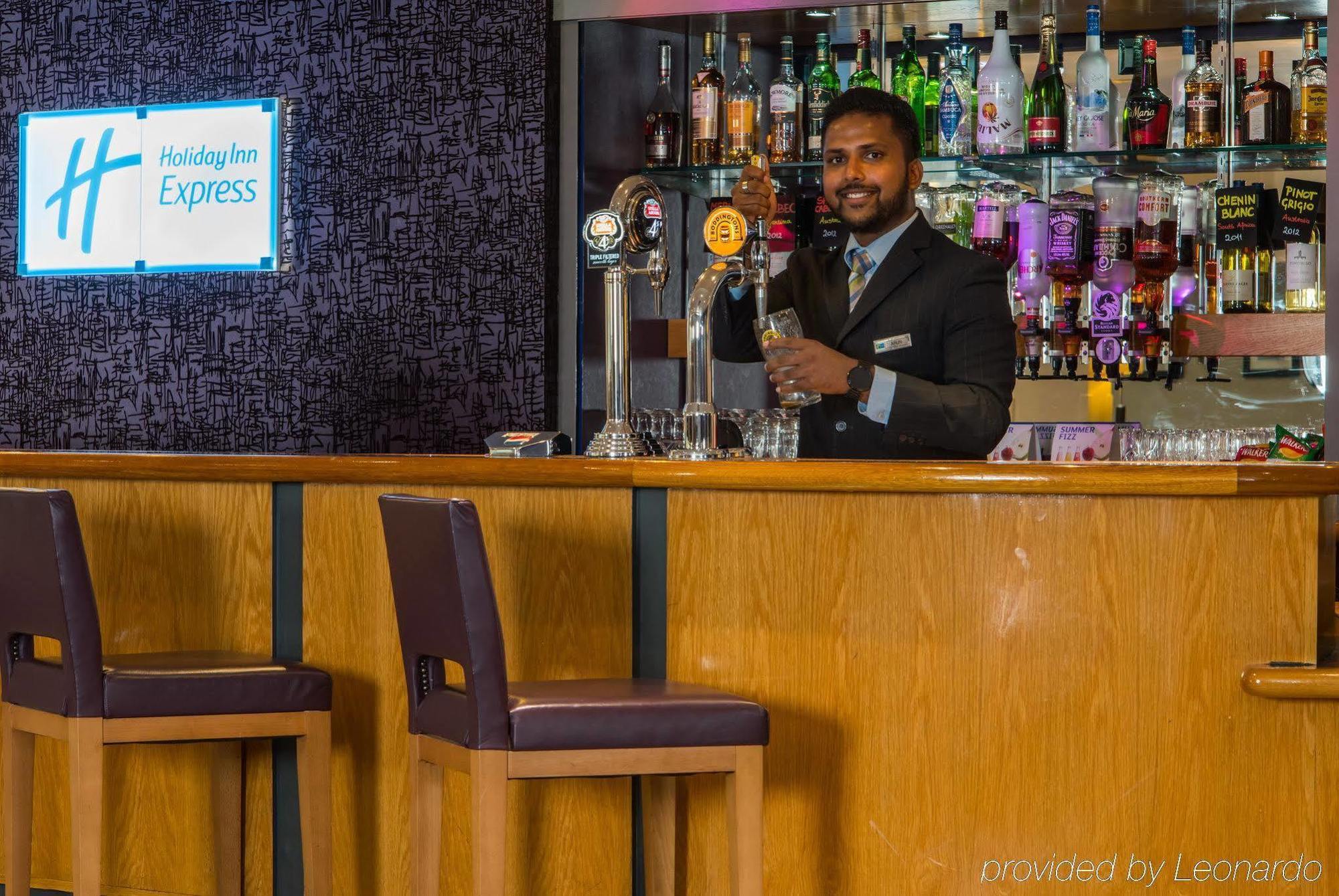Holiday Inn Express London-Hammersmith By Ihg Exterior photo