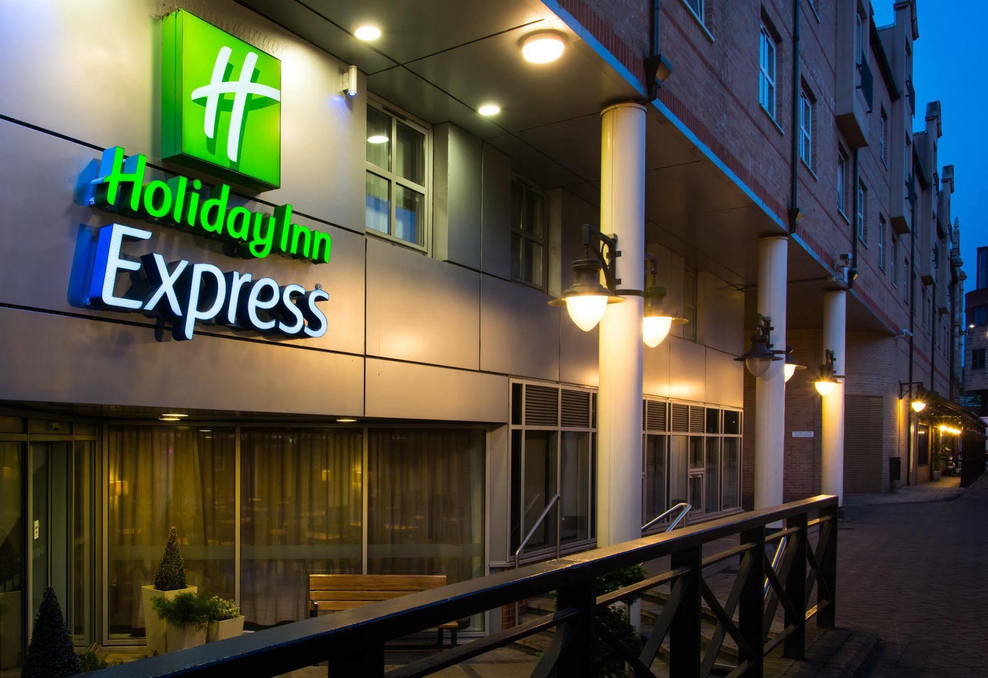 Holiday Inn Express London-Hammersmith By Ihg Exterior photo