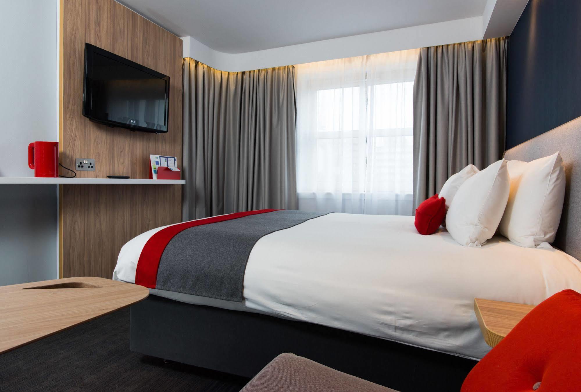 Holiday Inn Express London-Hammersmith By Ihg Exterior photo